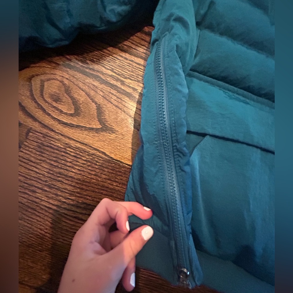 GIRLS LULULEMON TURQUOISE PUFFER JACKET -SIZE 8-
